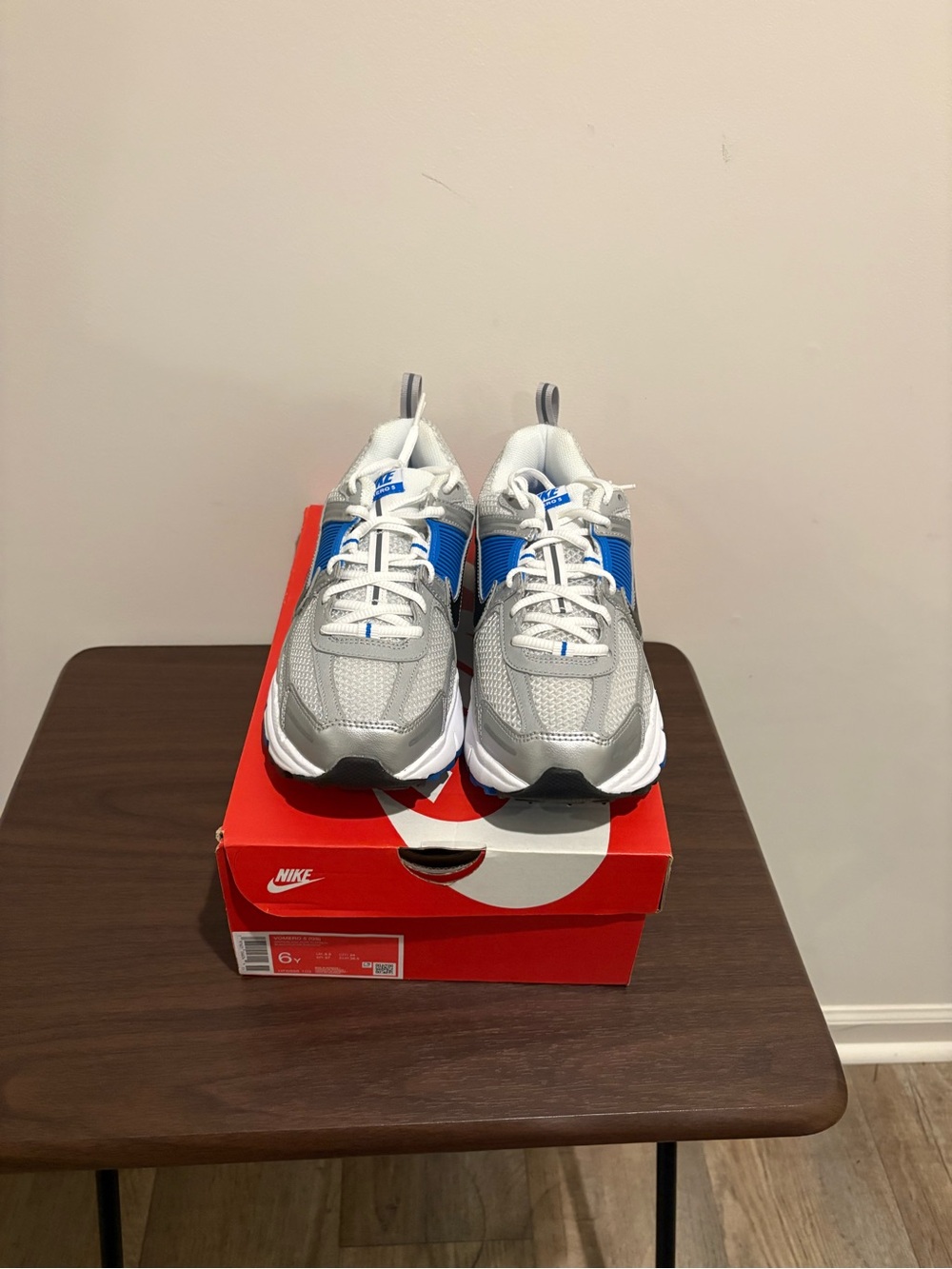 Nike Vomero size 6 youth Gray & Blue Athletic Sneakers